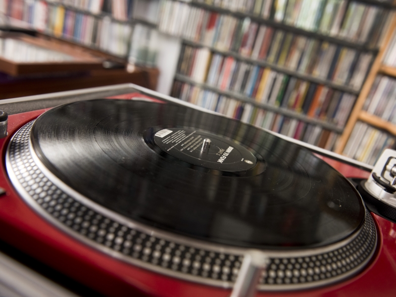 Allround DJ voor elk feest Op zoek naar een allround DJ? Neem contact op metSoundtrack.nl