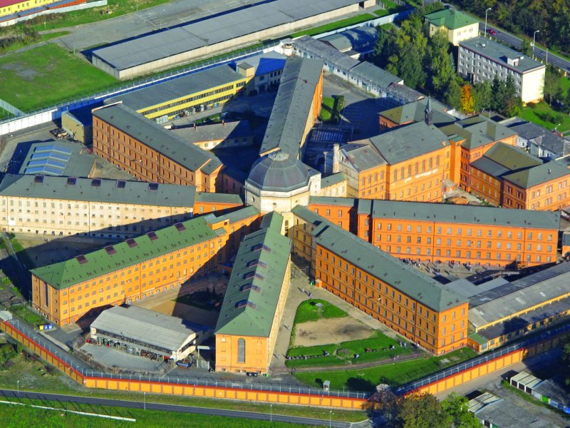 Thorsec zorgt voor de beveiliging van uw gevangenis, penitentiaire inrichting of gesloten instelling met schrikdraad beveiliging, schrikdraaddetectie of rust ze uit met camera bewaking en observatie.