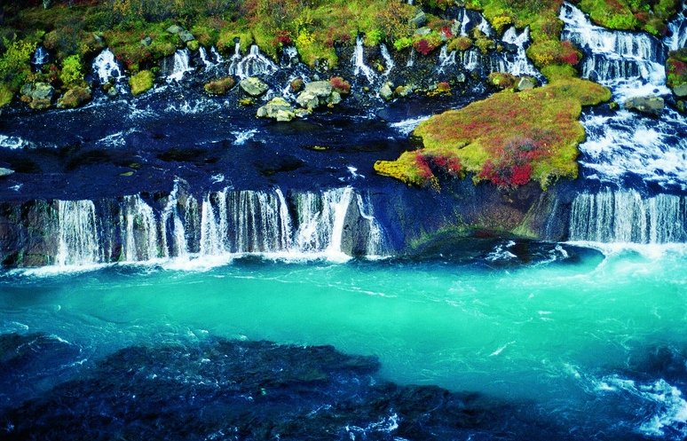 Hraunfossar waterval Borgarfjordur self drive IJsland