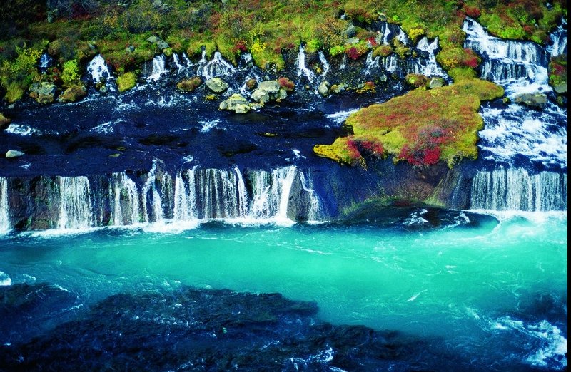 Hraunfossar waterval Borgarfjordur IJsland