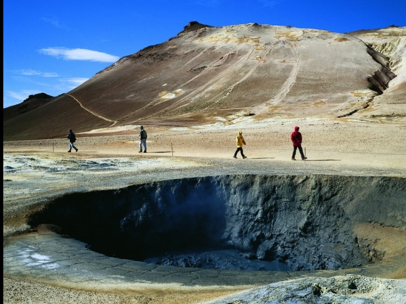 Naast het meer van Myvatn ligt dit actief vulkanisch gebied... Travel2iceland.be  rondreis ijsland