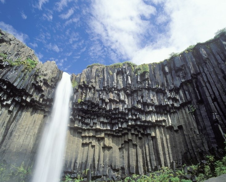 Svartifoss waterval  Skaftafell zuid Ijsland