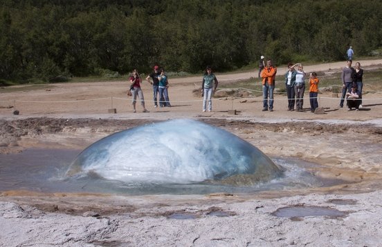 Geysir - strokur in actie Travel2iceland.be self drive ijsland