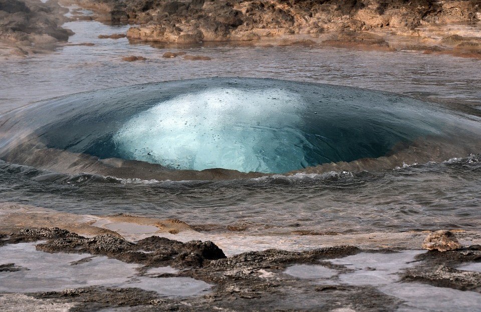 Geysir Strokkur neemt zijn start Golden Circle Zuid Ijsland