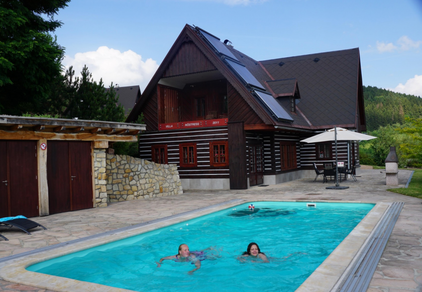 Luxe villa met zwembad in Stupna, hond toegestaan