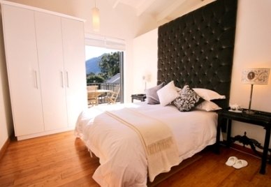 Ruime slaapkamers met grote bedden en luxueuze badkamers Appartement The Ivy Luxury in Franschhoek| Exclusive Culitravel