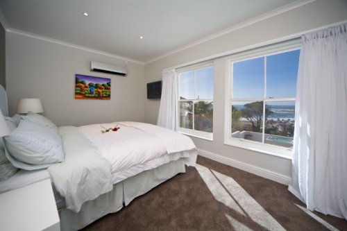 Ruime slaapkamers met grote bedden en luxueuze badkamers Villa Bay Chic in Kaapstad | Exclusive Culitravel