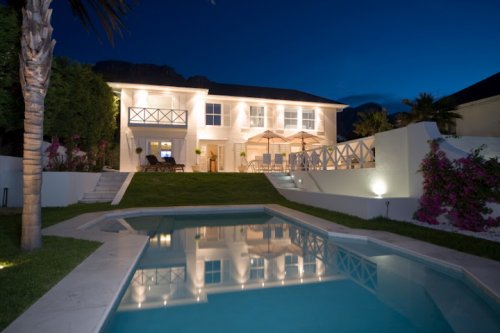 Geniet van het heerlijke klimaat in tuin,terras en aan uw eigen zwembad Villa Bay Chic in Kaapstad | Exclusive Culitravel