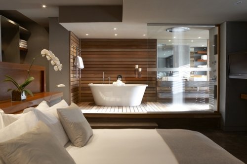 Ruime slaapkamers met grote bedden en luxueuze badkamers Villa 26 Sunset in Llandudno in Kaapstad | Exclusive Culitravel