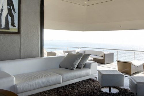 Relax in de ruime woonkamer(s) van Villa 26 Sunset in Llandudno Villa 26 Sunset in Llandudno in Kaapstad | Exclusive Culitravel