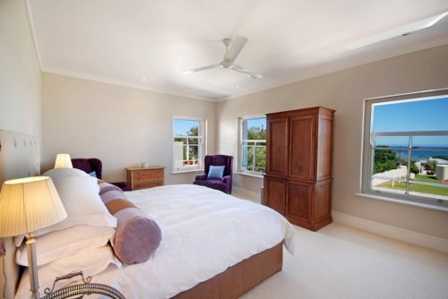 Ruime slaapkamers met grote bedden en luxueuze badkamers Villa Aqua in Hermanus| Exclusive Culitravel