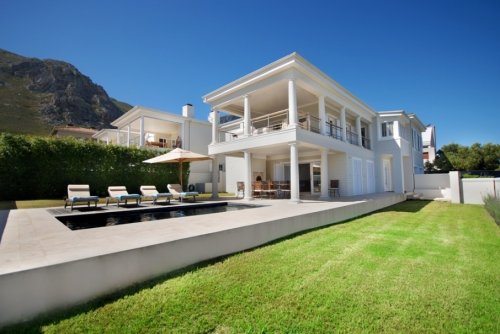 De villa is op een Top locatie Villa Aqua in Hermanus| Exclusive Culitravel