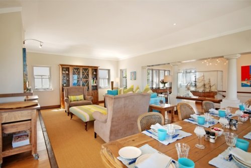 Ontspan in de ruime woonkamer(s) van Villa Aqua Villa Aqua in Hermanus| Exclusive Culitravel