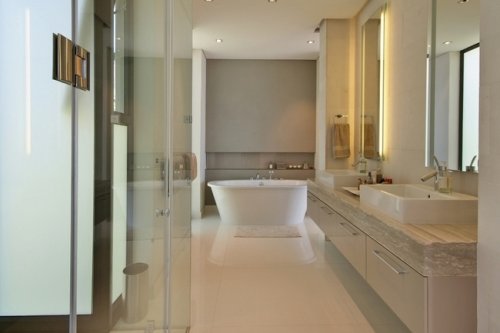 Ruime slaapkamers met grote bedden en luxueuze badkamers Villa Ava in Kaapstad | Exclusive Culitravel