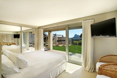 Ruime slaapkamers met grote bedden en luxueuze badkamers Villa Beach in Hermanus| Exclusive Culitravel