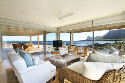 Ontspan in de ruime woonkamer(s) van Villa Beach Villa Beach in Hermanus| Exclusive Culitravel