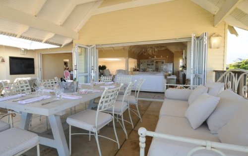 Ontspan in de ruime woonkamer(s) van Villa Bettys Bay Beach House Villa Bettys Bay Beach House in Hermanus| Exclusive Culitravel