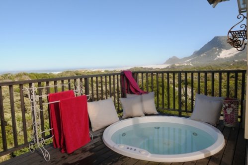 Geniet van het heerlijke klimaat in tuin,terras en in uw eigen jacuzzi Villa Bettys Bay Beach House in Hermanus| Exclusive Culitravel
