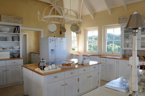 Uw keuken is volledig uitgerust en chef-waardig Villa Bettys Bay Beach House in Hermanus| Exclusive Culitravel