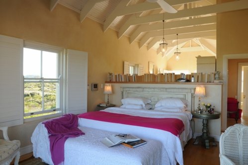 Ruime slaapkamers met grote bedden en luxueuze badkamers Villa Bettys Bay Beach House in Hermanus| Exclusive Culitravel