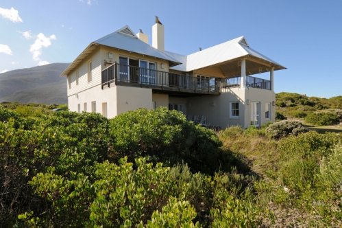 De villa is op een Top locatie Villa Bettys Bay Beach House in Hermanus| Exclusive Culitravel