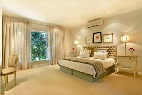 Ruime slaapkamers met grote bedden en luxueuze badkamers Villa Bright House in Kaapstad | Exclusive Culitravel