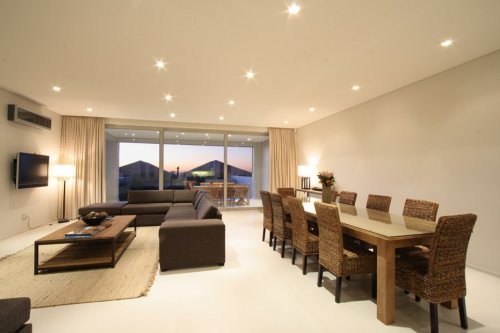 Relax in de ruime woonkamer(s) van Villa Cape Blue Villa Cape Blue in Kaapstad | Exclusive Culitravel