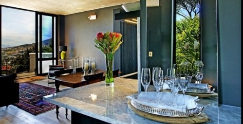 Relax in de ruime woonkamer(s) van Villa Chic Views Villa Chic Views in Kaapstad | Exclusive Culitravel