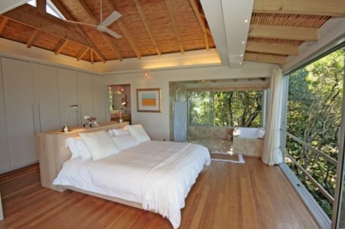 Ruime slaapkamers met grote bedden en luxueuze badkamers Villa Clara in Plettenberg Bay| Exclusive Culitravel