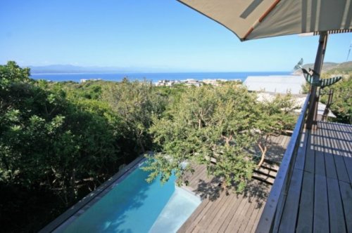 Geniet van het heerlijke klimaat in tuin,terras en aan uw eigen zwembad Villa Clara in Plettenberg Bay| Exclusive Culitravel