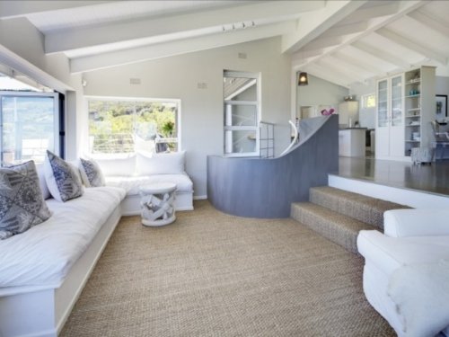 Relax in de ruime woonkamers van Villa Clifton Cool Villa Clifton Cool - Woonkamer
