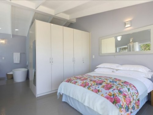 Ruime slaapkamers met grote bedden en luxueuze badkamers Villa Clifton Cool - slaapkamer