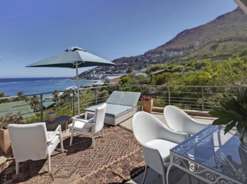 Geniet van het heerlijke klimaat in tuin,terras en aan uw eigen zwembad Villa Clifton Cool - terras, tuin en zwembad
