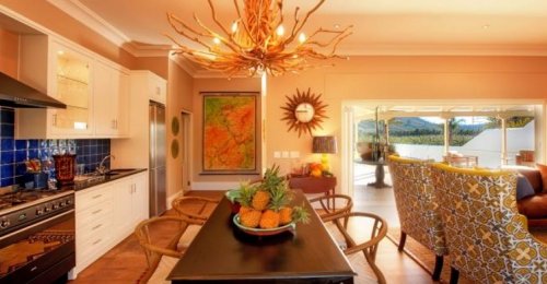 Ontspan in de ruime woonkamer(s) van Villa Colony Four Villa Colony Four in Franschhoek| Exclusive Culitravel