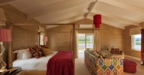 Ruime slaapkamers met grote bedden en luxueuze badkamers Villa Colony Four in Franschhoek| Exclusive Culitravel
