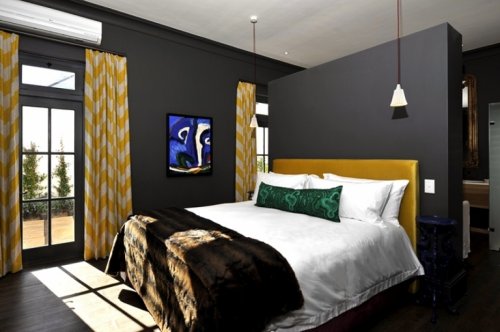 Ruime slaapkamers met grote bedden en luxueuze badkamers Villa Die Galery in Franschhoek| Exclusive Culitravel