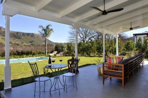 Geniet van het heerlijke klimaat in tuin,terras en aan uw eigen zwembad Villa Die Galery in Franschhoek| Exclusive Culitravel