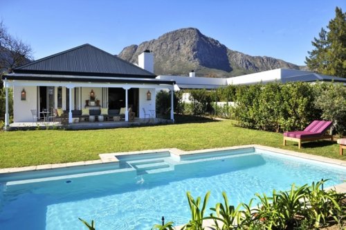 De villa is op een Top locatie Villa Die Galery in Franschhoek| Exclusive Culitravel