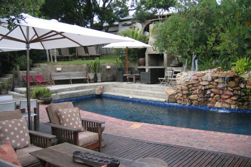 Geniet van het heerlijke klimaat in tuin,terras en aan uw eigen zwembad Villa Emily's River House in Plettenberg Bay| Exclusive Culitravel