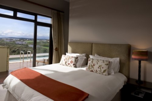 Ruime slaapkamers met grote bedden en luxueuze badkamers Villa Fynbos in het Pezula Golf Estate, Knysna| Exclusive Culitravel