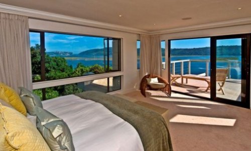 Ruime slaapkamers met grote bedden en luxueuze badkamers Villa Knysna Grace in Knysna| Exclusive Culitravel