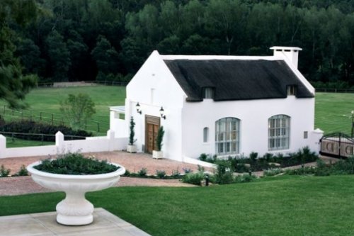 Ruime slaapkamers met grote bedden en luxueuze badkamers Villa Grand Dedale op Doolhof Wine Estate, Wellington| Exclusive Culitravel