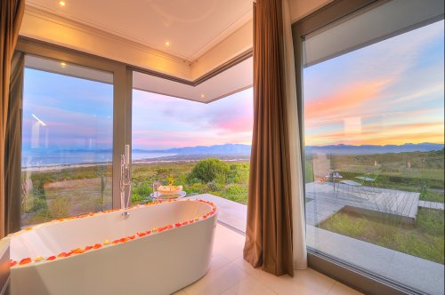 Geniet van het heerlijke klimaat in tuin,terras en aan uw eigen zwembad Villa Grootbos in Hermanus| Exclusive Culitravel