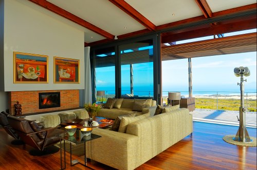 Ruime slaapkamers met grote bedden en luxueuze badkamers Villa Grootbos in Hermanus| Exclusive Culitravel