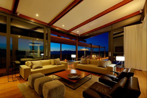 Ontspan in de ruime woonkamer(s) van Villa Grootbos Villa Grootbos in Hermanus| Exclusive Culitravel