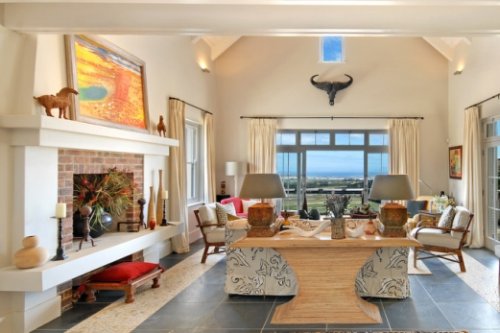 Ontspan in de ruime woonkamer(s) van Villa Journey's End Villa Journey's End in Somerset West| Exclusive Culitravel