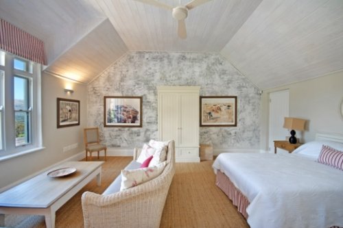 Ruime slaapkamers met grote bedden en luxueuze badkamers Villa Journey's End in Somerset West| Exclusive Culitravel