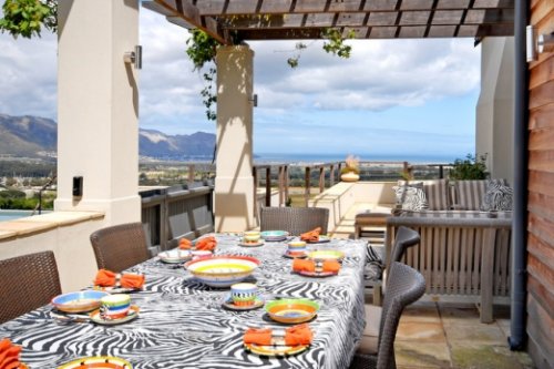 Uw keuken is volledig uitgerust en chef-waardig Villa Journey's End in Somerset West| Exclusive Culitravel