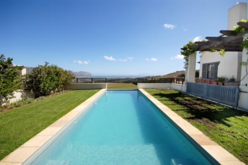 Geniet van het heerlijke klimaat in tuin,terras en aan uw eigen zwembad Villa Journey's End in Somerset West| Exclusive Culitravel