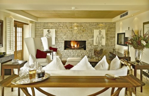 Geniet van de ruime woonkamer(s) van Villa Khoi Khoi Villa Khoi Khoi in Steenberg Estate, Kaapstad| Exclusive Culitravel